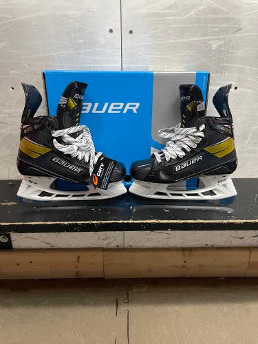 New Bauer Regular Width  Size 6.5 Supreme UltraSonic Hockey Skates