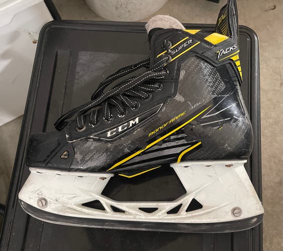 Senior Used CCM Super Tacks Hockey Skates Regular Width Size 7