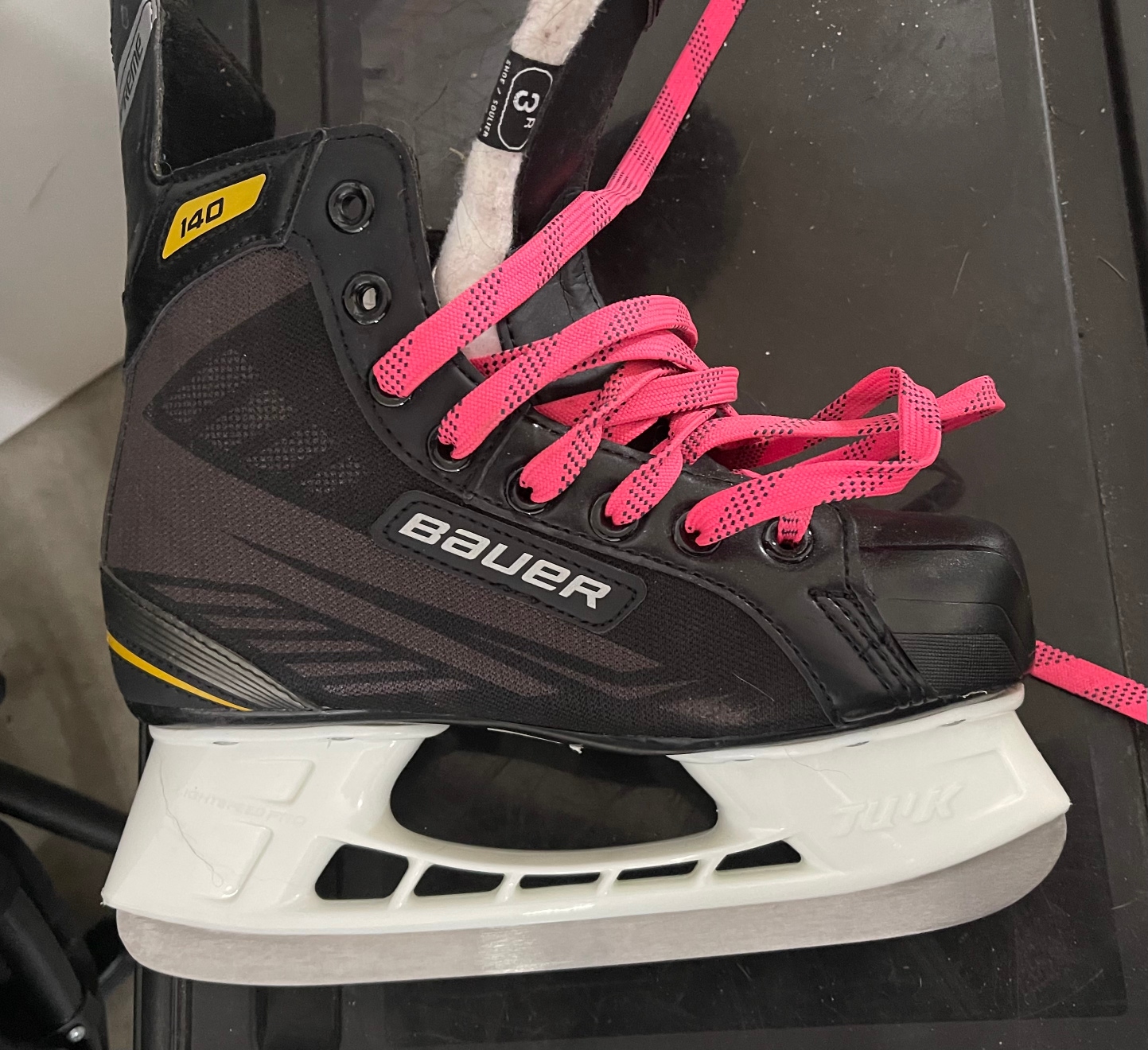 Junior Used Bauer Supreme 140 Hockey Skates Regular Width Size 3