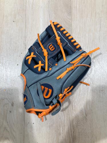 Used Wilson A450 Right-Hand Throw Outfield Baseball Glove (11.5")