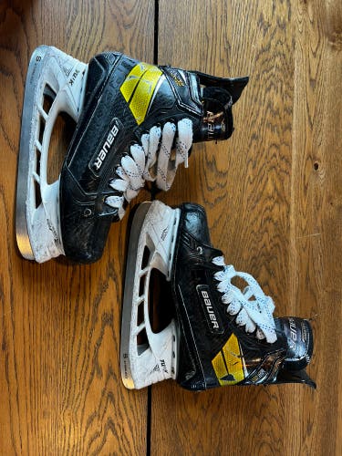 Used Bauer Regular Width  Size 5.5 Supreme UltraSonic Hockey Skates