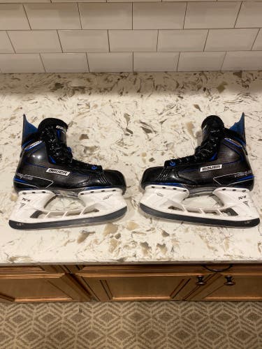 Intermediate Bauer Regular Width  Size 6 Nexus Freeze Hockey Skates