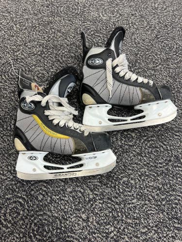 Used Easton Hockey Skates EE (Extra Wide) 5.0