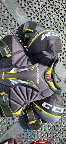Used Senior Small CCM Tacks 9040 Shoulder Pads