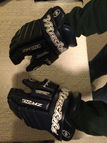 Used Muskoka  ZR90 Gloves 14"