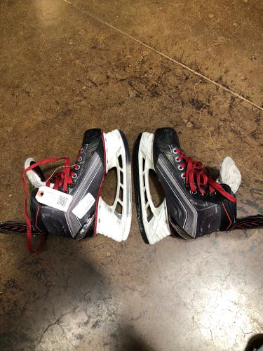 Used Junior Bauer Vapor X600 Hockey Skates EE (Extra Wide) 4.5