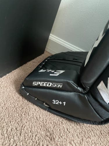 32" CCM  Extreme flex 4.9 Goalie Leg Pads