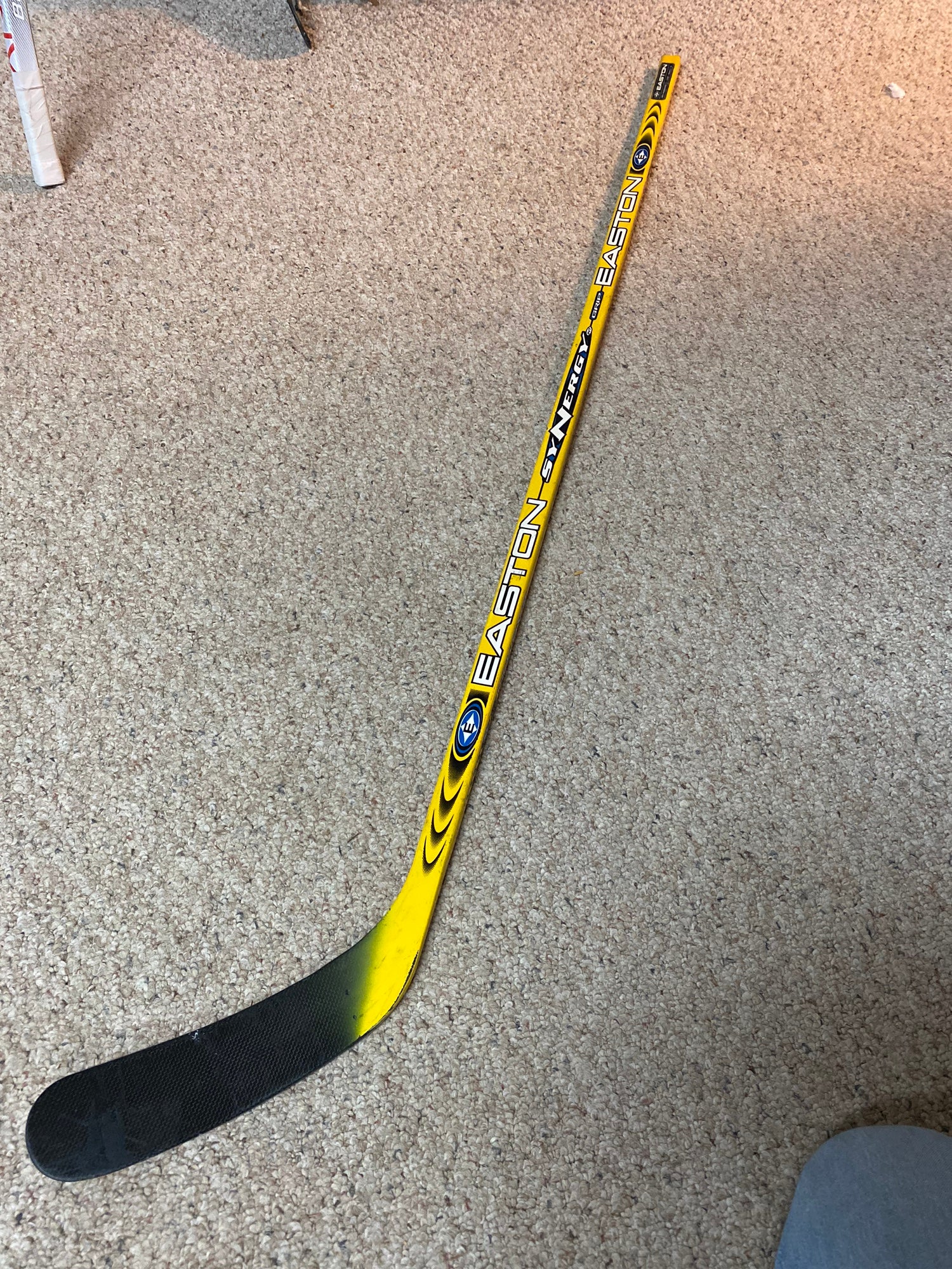 Left - Easton Synergy SE16 Refurbished Hockey Stick - Senior - Grip -  Custom Pro Curve