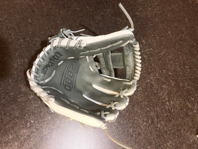 Right Hand Throw 11.5" A2000 Baseball Glove