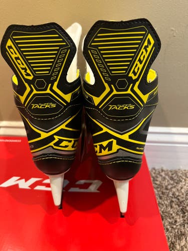 Youth ccm tacks 9350 ice skates