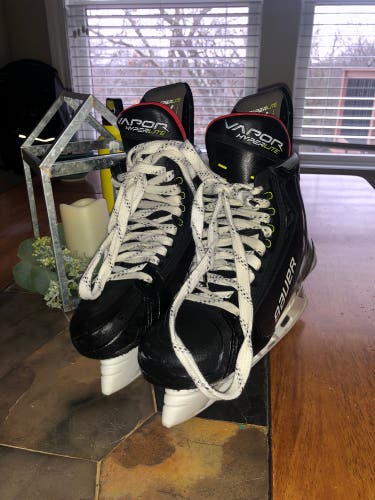 New Bauer Regular Width  Size 7 Vapor Hyperlite Hockey Skates