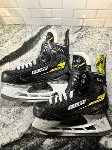 New Bauer Regular Width  Size 6.5 Supreme m3 Hockey Skates