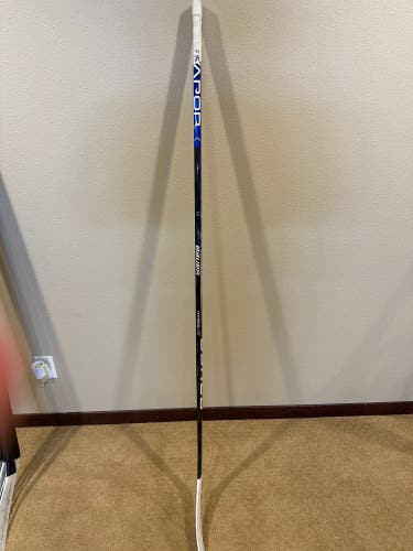 Senior Right Handed P92M Vapor Hyperlite Hockey Stick