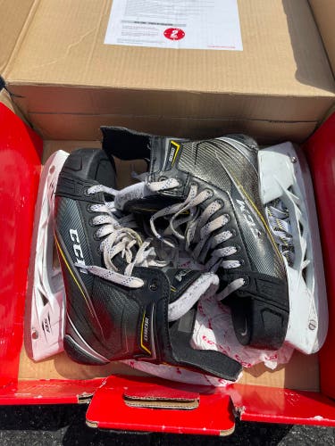 Used CCM Regular Width Size 7.5 Tacks 9090 Hockey Skates