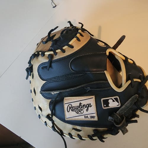Black Used Rawlings Heart of the hide