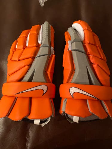 New Player's Nike large Vapor Elite Lacrosse Gloves