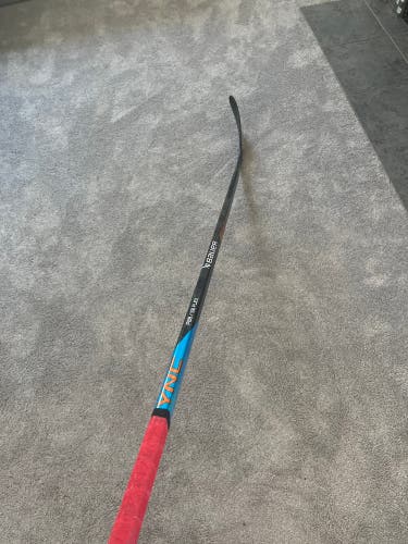 Intermediate Right Handed P28 Nexus Sync Hockey Stick