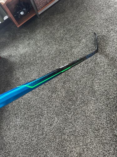 Senior Right Handed P28 Nexus Geo Hockey Stick