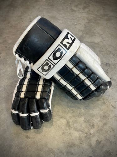 New CCM HG1500 Gloves 15" Pro Stock (Bruins)
