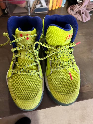Kid's Size 4.5 (Women's 5.5) Under Armour Shoes