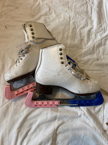 Used  Size 3.5 Figure Skates