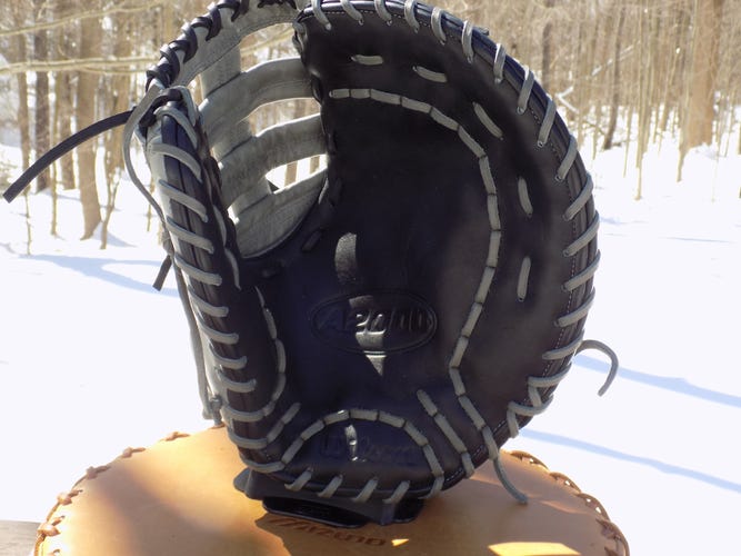 Used Wilson First Base Right Hand Throw A2000 Baseball Glove 12"