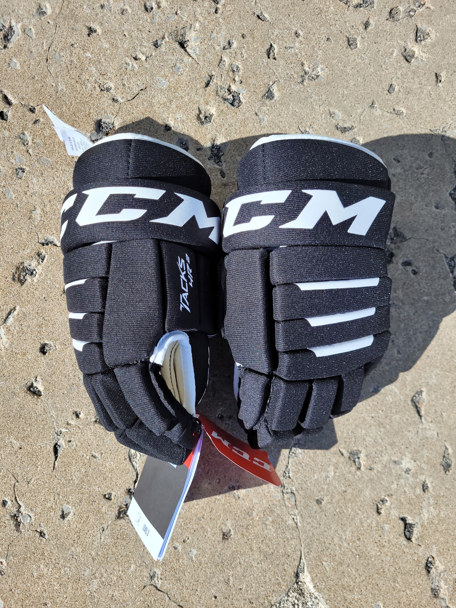 New CCM Tacks 4R2 13" Hockey Gloves