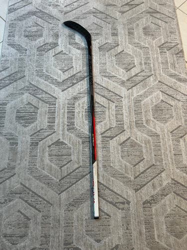 Intermediate Left Hand P28  Vapor Hyperlite Hockey Stick
