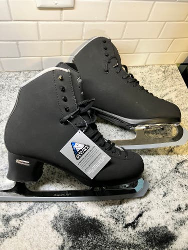New Jackson Ultima Size 8 Figure Skates