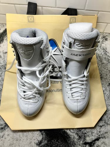 New Jackson Ultima Size 5 Figure Skates