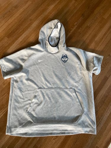 UConn Huskies Nike short sleeve Dri Fit team issued Short Sleeve sweatshirt 3XL XXXL Side Pockets
