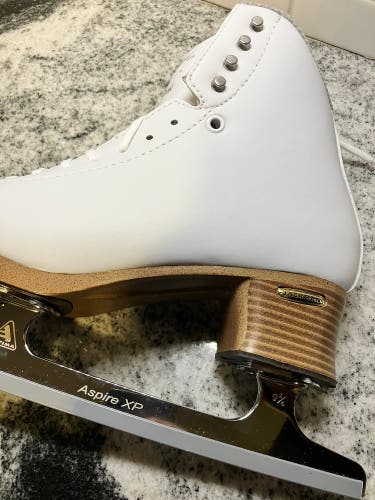New Jackson Ultima Size 7.5 Figure Skates