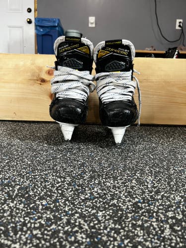 Used Bauer Extra Wide Width Size 4 Supreme 2S Pro Hockey Skates