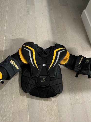 Used Medium Vaughn  Velocity V7 XF Pro Carbon Goalie Chest Protector