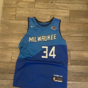GIANNIS Bucks Jersey Size L *WILLING TO ACCEPT OFFERS