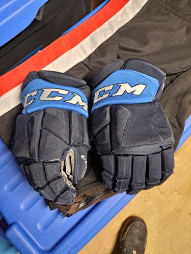 Jets CCM  Gloves 14" Pro Stock w/ bonus T-Shirt