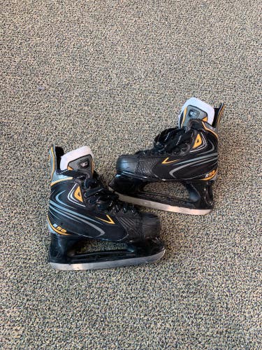 Junior Used Canadian R50 Hockey Skates 5.0