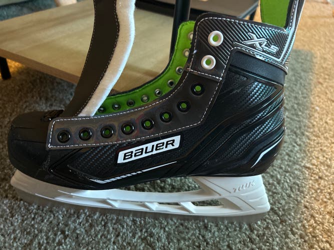 Used Bauer Regular Width  Size 10 XLS Hockey Skates