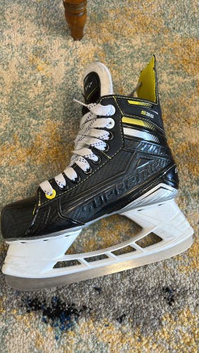Used Bauer Regular Width Size 2 Supreme 3S Hockey Skates