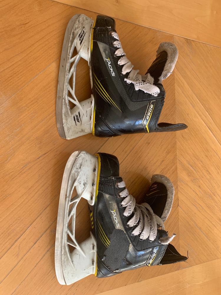 Used CCM Regular Width Size 3 Tacks 3052 Hockey Skates