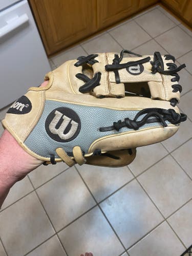 Right Hand Throw Wilson A2000 Baseball Glove 11.25"