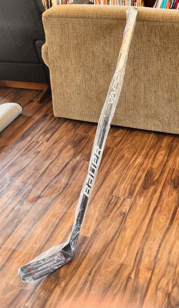 Senior Right Handed P28 Bauer Vapor Hyperlite Hockey Stick