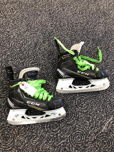 Junior Used CCM Tacks 9070 Hockey Skates EE (Extra Wide) 5.0