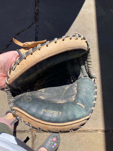 Right Hand Throw 32.5" Catcher's Glove