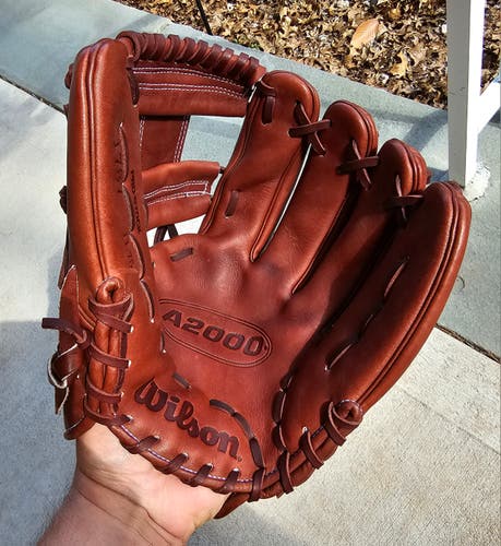 Used Wilson Right Hand Throw Infield A2000 Baseball Glove 11.75"