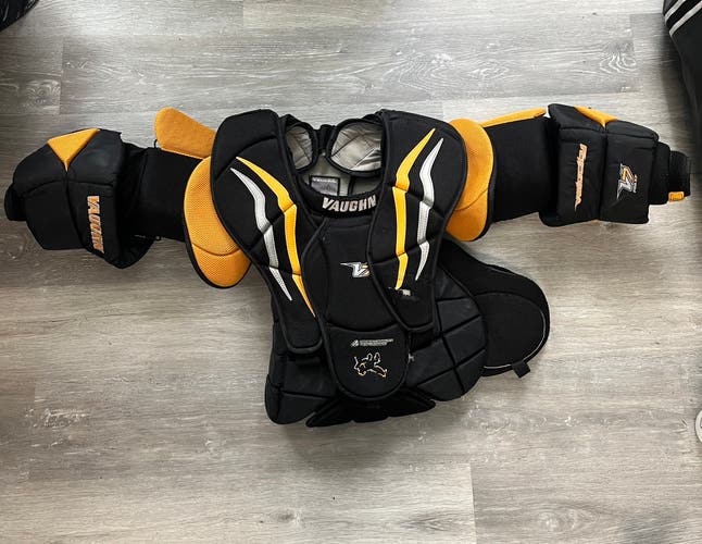 Used Senior Small Vaughn Velocity V7 XF Pro Goalie Chest Protector