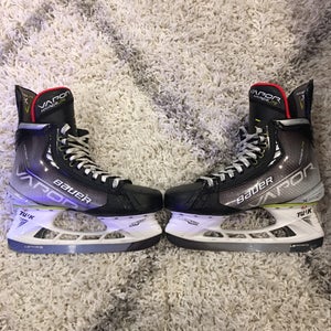 Used Bauer Regular Width  Size 8.5 Vapor Hyperlite Hockey Skates