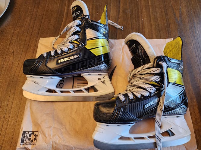 Junior Used Bauer Supreme 3S Hockey Skates Regular Width Size 3.5 with Superfeet Insole