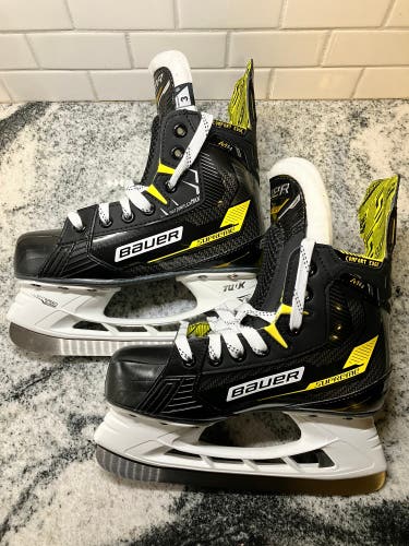 New Bauer Regular Width  Size 3 Supreme M4 Hockey Skates