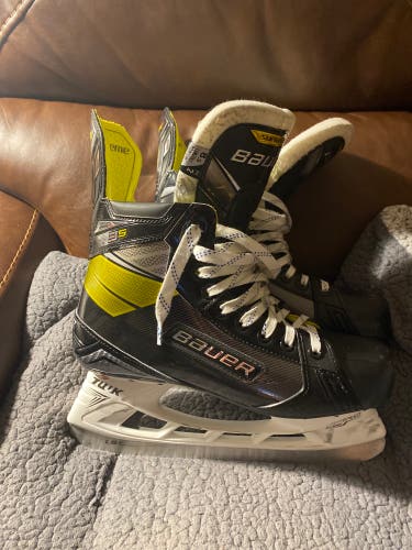 Used Bauer Regular Width Size 8.5 Hockey Skates